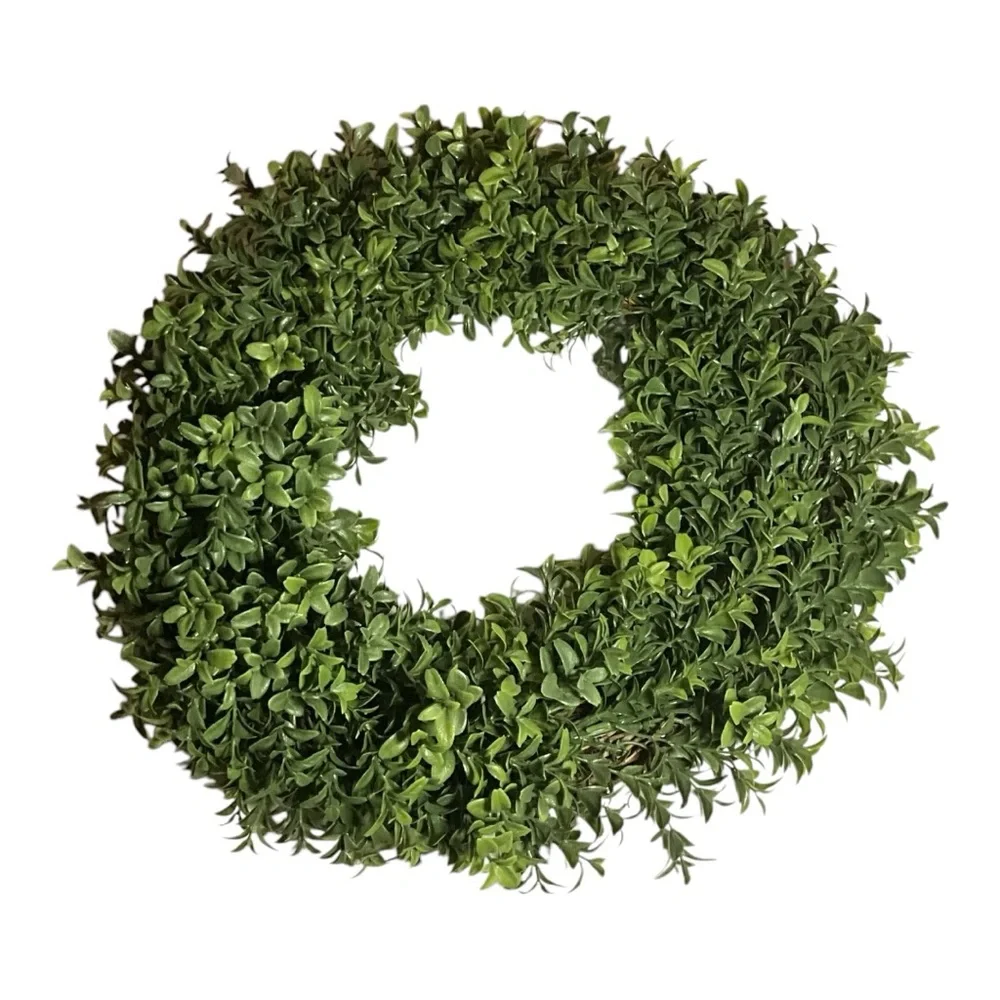 Green Boxwood Holiday Wreath